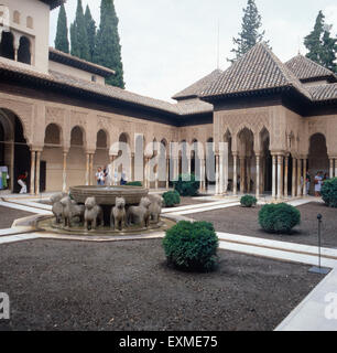 Ein Besuch der Alhambra en Granada, Andalusien, Spanien 1980er Jahre. Visita de la Alhambra en Granada, Andalucía, España 1980. Foto de stock
