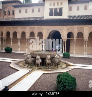 Ein Besuch der Alhambra en Granada, Andalusien, Spanien 1980er Jahre. Visita de la Alhambra en Granada, Andalucía, España 1980. Foto de stock