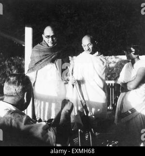 El Dr. Hermann Kallenbach ; Mahadev Desai ; el Mahatma Gandhi y un ashramite en Bardoli ; 1939 ; La India No, señor Foto de stock