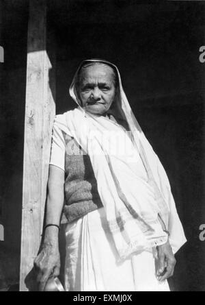 Kasturba Gandhi, la esposa de Mahatma Gandhi, Sevagram Ashram, Sewagram, Wardha, Nagpur, Maharashtra, 1939, India, Asia, antiguo vintage 1900 foto Foto de stock
