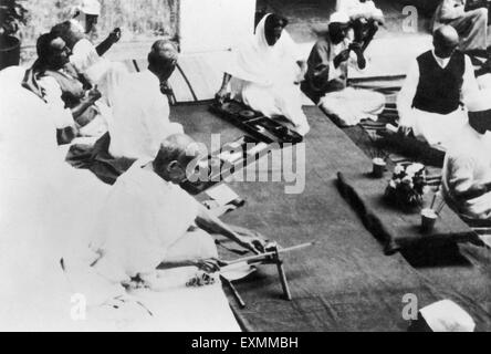 Mahatma Gandhi Mahadev Desai spinning Bardoli india 1939 Foto de stock