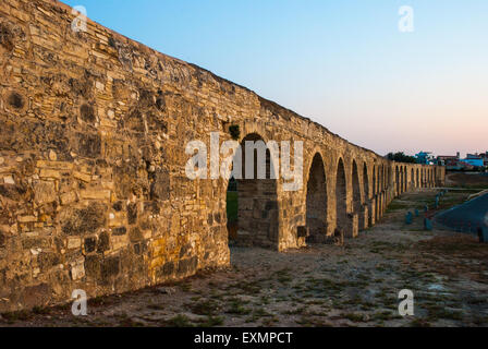 Panorama del acueducto Kamares otomano (Bekir Pasha Acueducto). En griego antiguo acueducto en Larnaca al atardecer. Chipre. Foto de stock