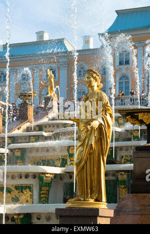 Fuentes de la Gran Cascada en Palacio Peterhof, San Petersburgo, Rusia