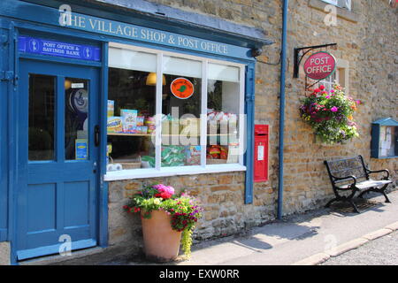 La tienda en la aldea y una oficina de correos en Pilsley Chatsworth Estate, una aldea del distrito de Peak, Derbyshire, Inglaterra Foto de stock