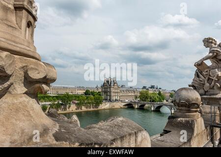 Vista desde el Museo d'Orsay sobre el río Sena hasta el Louvre, París, Francia, Europa Foto de stock