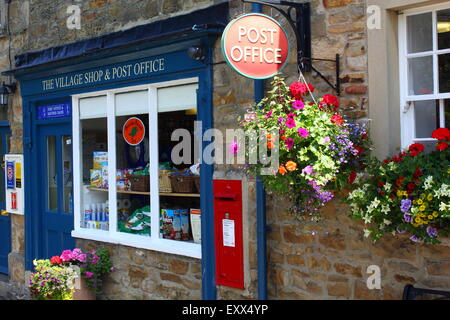 La aldea Shop & Post Office en Pilsley, una aldea en el Chatsworth Estate en el Peak District, Derbyshire, Inglaterra Foto de stock