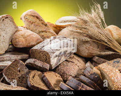 Los diferentes tipos de pan. Fondo de alimentos.