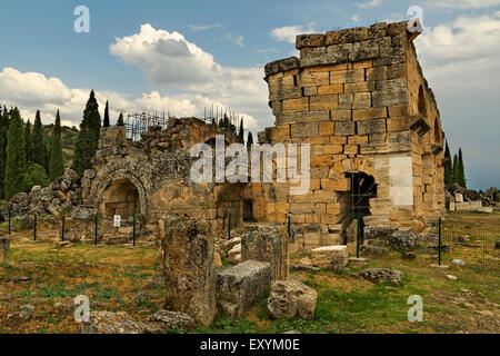 Restos de la Basílica de casa de baños en el asentamiento romano de Hierápolis arriba cerca de Pamukkale Denizli, Turquía.
