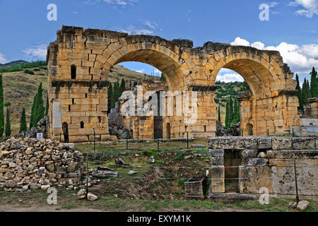Restos de la Basílica de casa de baños en el asentamiento romano de Hierápolis arriba cerca de Pamukkale Denizli, Turquía.