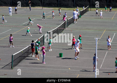 Wimbledon, Londres, Reino Unido. El 19 de julio de 2015. Los tribunales están repletos de gente disfrute jugando al tenis en Wimbledon Park en un hermoso día cálido Crédito: amer ghazzal/Alamy Live News Foto de stock