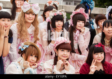 Tokio, Japón - Junio 27, 2015: Anime cosplay fans en el distrito de Harajuku en Tokio, Japón. Foto de stock