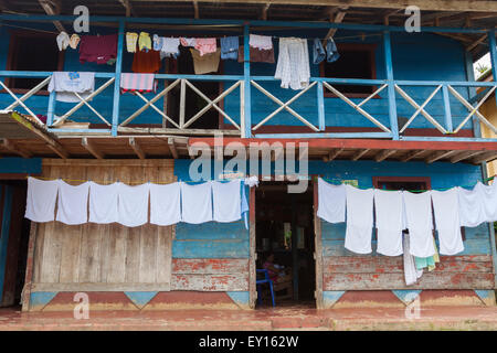 Colgar la ropa para secar fuera una tradicional casa de madera en el Castillo, Nicaragua