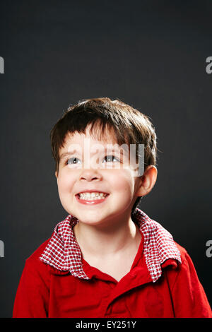 Retrato de joven, sonriente, mirando lejos