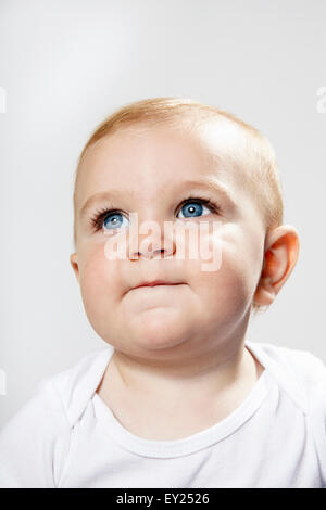Retrato de Baby Boy, mirando lejos