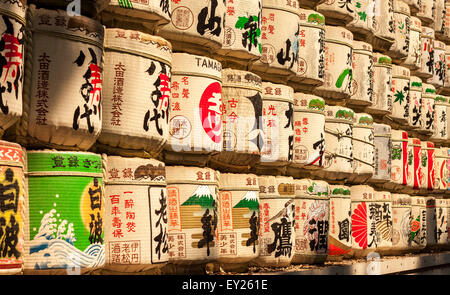 Tokio, Japón - Junio 25, 2015: barriles de sake tradicional envuelto en paja en el Santuario Meiji en Tokio, Japón, el 25 de junio de 2015.