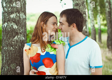 Feliz pareja joven en el parque en el verano. Foto de stock