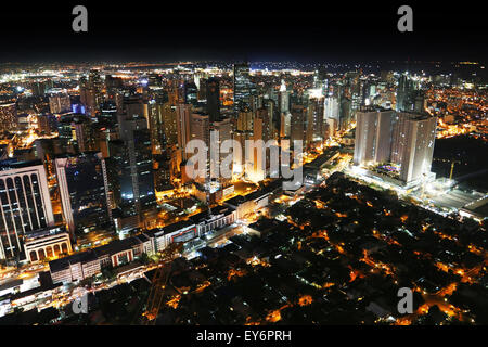 Las luces de la ciudad de los rascacielos de Makati, Metro Manila, Filipinas, en el Sudeste de Asia. Foto de stock