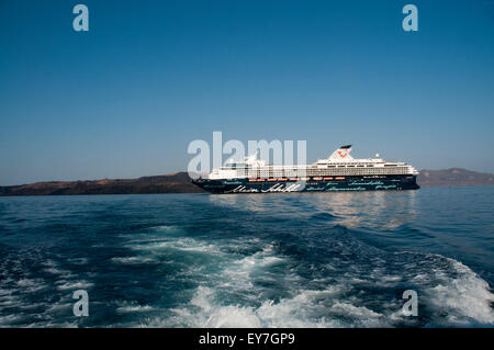 Crucero 'Mein Schiff 2' en la caldera del volcán de Santorini en el Mar Egeo. Foto de stock