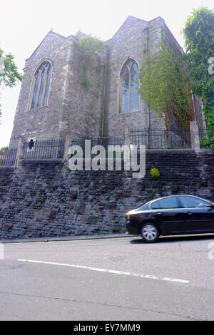 Un coche pasa a la iglesia de San Miguel en el monte sin en St Michael's Hill en Bristol.