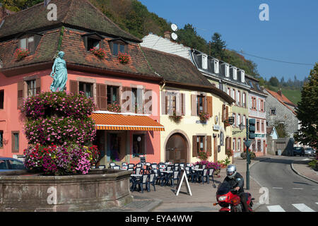 Markirch, Francia, calle principal en la comunidad Foto de stock
