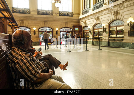 Americanos Africanos antiguos hombre esperando Erie Lackawanna Hoboken, la histórica sala de espera, Terminal, Nueva Jersey, EE.UU. Foto de stock