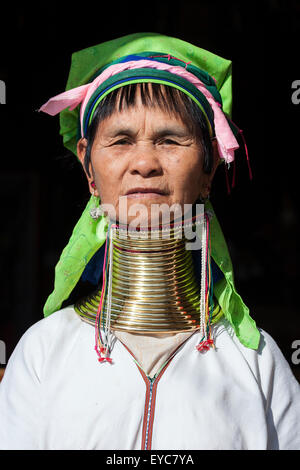 Mujer de la tribu de los Padaung en traje y sombrero típico, collar, retrato, Lago Inle, el Estado de Shan, Myanmar