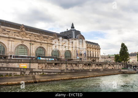 El Musee D'Orsay desde el río Sena en París, Francia Foto de stock