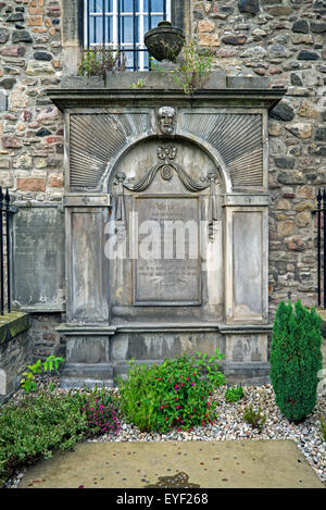 La tumba de Adam Smith (1723-1790), filósofo y economista escocés, en el Canongate Kirkyard en Edimburgo. Foto de stock