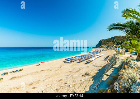 La playa de Kathisma es una de las mejores playas de la isla de Lefkada en Mar Jónico Foto de stock