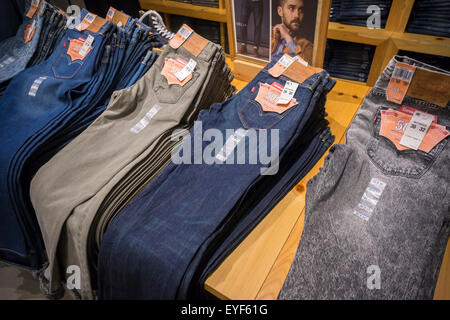 501 hombres en pantalones vaqueros Levi's store en Herald Square en Nueva York viernes, 24 de julio de 2015. El aumento de desgaste athleisure ha a la industria denim como