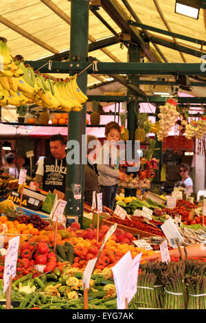 Mercado de fruta de Rialto de Venecia, Italia