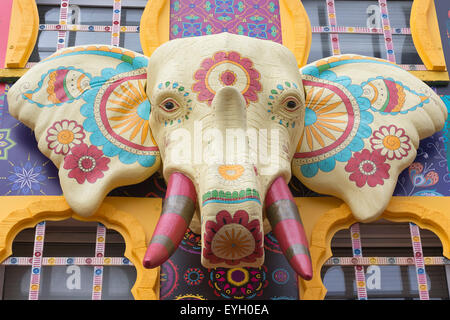 Enorme cabeza de elefante pintado en la fachada de la tienda Namaste, área de mercado Camden, Londres, Inglaterra, Reino Unido Foto de stock