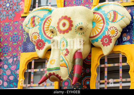 Enorme cabeza de elefante pintado en la fachada de la tienda Namaste, área de mercado Camden, Londres, Inglaterra, Reino Unido Foto de stock
