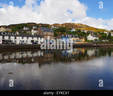 Tarbert Harbour y Heritage Village que se encuentra a orillas del lago Fyne en Argyll, en Escocia, Reino Unido. Foto de stock