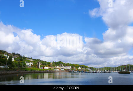 Tarbert Harbour y Heritage Village que se encuentra a orillas del lago Fyne en Argyll, en Escocia, Reino Unido. Foto de stock