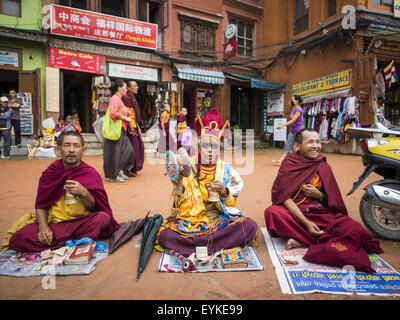 Katmandú, Nepal. El 31 de julio de 2015. Monjes budistas tibetanos reproducir música tradicional y rezar ante la luna llena la procesión en el estupa de Bodnath. En la estupa de Bodnath Bouda sección de Katmandú es una de las más aclamadas y antiguas estupas budistas en Nepal. La zona se ha convertido en el centro de la comunidad de refugiados tibetanos en Katmandú. En las noches de luna llena de miles de nepaleses y los budistas tibetanos vienen a la estupa y participar en procesiones alrededor de la estupa. La Stupa fue fuertemente dañado por el terremoto del 25 de abril de 2015 y la gente ya no se les permite subir a la estupa, ahora caminan Foto de stock