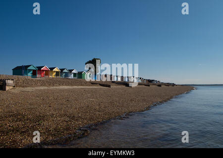 Playa Calshot y cabañas de playa en Calshot en Hampshire UK Foto de stock