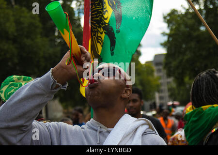 Paliament Square, Westminster, Londres, 1 de agosto de 2015. Miles de negros londinenses, rastafaris y sus seguidores llegan a la Plaza del Parlamento tras una marcha de Brixton, como parte del movimiento Rastafari UK el día de la Emancipación, para exigir la reparación del gobierno británico para el comercio de esclavos.