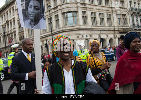 Paliament Square, Westminster, Londres, 1 de agosto de 2015. Miles de negros londinenses, rastafaris y sus seguidores llegan a la Plaza del Parlamento tras una marcha de Brixton, como parte del movimiento Rastafari UK el día de la Emancipación, para exigir la reparación del gobierno británico para el comercio de esclavos.