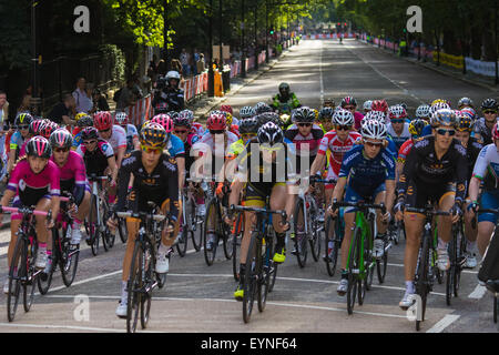 Westminster, Londres, 1 de agosto de 2015. Top Las ciclistas competir en el Grand Prix de Londres suspensión cautelar alrededor de St James's Park.