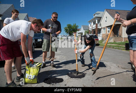Hamtramck, Michigan - Los miembros de la tripulación de reparación vial guerrilleros Hamtramck rellenar los baches en las calles de la ciudad. Foto de stock