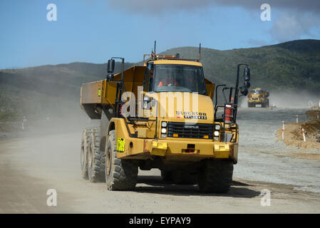WESTPORT, Nueva Zelandia, 11 de marzo de 2015: Un camión que transporta una carga de 90 toneladas de carbón en una mina de carbón a cielo abierto de Stockton