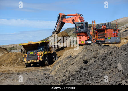 WESTPORT, Nueva Zelandia, 11 de marzo de 2015: 190 toneladas de cargas digger rock desde una capa de recubrimiento en STockton mina de carbón a cielo abierto