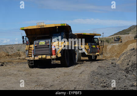 WESTPORT, Nueva Zelandia, el 11 de marzo, 2015: 130 toneladas de roca sobrecargar son llevados a la mina de carbón a cielo abierto de Stockton