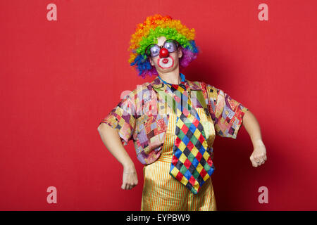 chico de cinco años vestido en el disfraz de un payaso y gracioso los  anteojos con rojo nariz muestra su puño 24984680 Foto de stock en Vecteezy