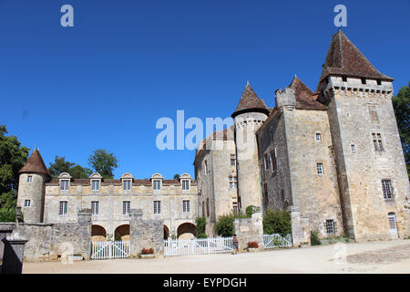 Castillo en el centro de la pequeña ciudad pintoresca francesa de Saint Jean de Coles Foto de stock