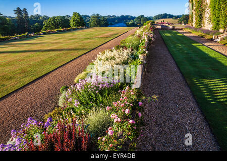 Frontera herbáceas y zonas verdes debajo de la terraza de Bowood House en Wiltshire. Foto de stock