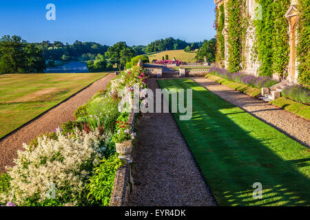 Frontera herbáceas y zonas verdes debajo de la terraza de Bowood House en Wiltshire. Foto de stock