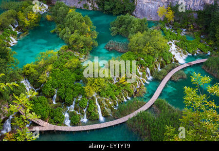 Parque Nacional de los Lagos de Plitvice es uno de los parques nacionales más antiguos en el sudeste de Europa y el parque nacional más grande de Croacia.