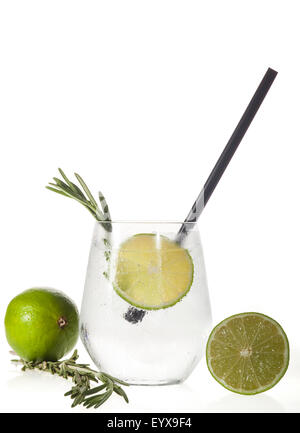 Cristal con bebida alcohólica con limón y hielo aislado sobre fondo blanco.